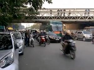 Video An ninh - Clip: Xe khách bị mắc kẹt dưới gầm cầu Long Biên