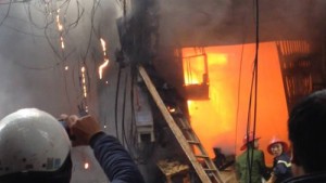 Tin tức trong ngày - Hà Nội: Cột điện cháy, lửa thiêu rụi cả nhà dân