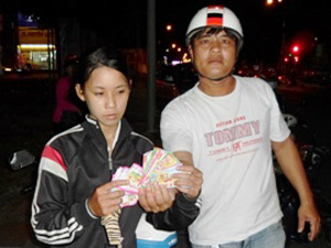 Pháp luật - "Hiệp sĩ" tóm gọn "nữ tặc" chuyên trộm vé số