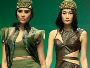 Xu hướng thời trang - Mẫu Việt "hóa" nữ chiến binh trên sàn diễn