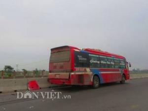 Tin tức trong ngày - Xe giường nằm "bay" trên đường, 1 cụ bà chết thảm