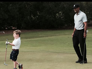 Thể thao - Golf thủ 3 tuổi cụt tay được chơi cùng Tiger Woods