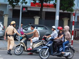 Pháp luật - Muôn kiểu "gọi điện thoại cho người thân" khi gặp CSGT