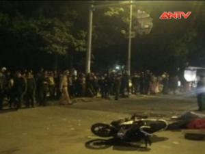 Video An ninh - Hà Nội: Va chạm với xe tải, 2 người chết tại chỗ