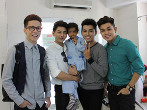 Ca nhạc - MTV - Nhóm 365 "nối gót" Ngô Thanh Vân làm từ thiện