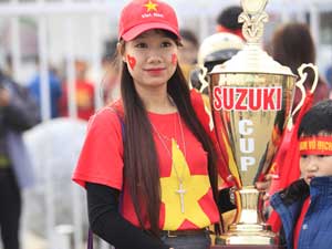 Bóng đá - Fan nữ xinh đẹp mang "Cúp vàng" cổ vũ tuyển Việt Nam