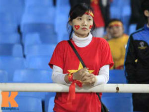 Bóng đá - CĐV ở Mỹ Đình: Fan nữ thẫn thờ, nhiều người bức xúc