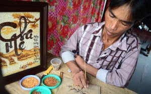 Tin tức trong ngày - Chàng trai tật nguyền vẽ tranh bằng hạt gạo