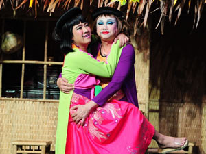 Tin tức giải trí - "Ơn giời, cậu đây rồi!" và những màn giả nữ kinh điển