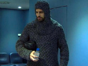 Bóng đá - Diện trang phục “dị”, Pique gây sốt trên mạng