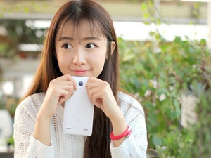 Thời trang Hi-tech - Ngắm vẻ đẹp tinh khôi bên smartphone