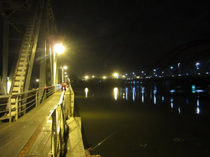 Pháp luật - Bị công an truy đuổi, cặp đôi vứt xe nhảy sông Sài Gòn