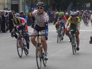 Thể thao - Sôi động chặng đua vòng quanh Hồ Gươm