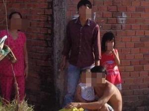 Pháp luật - Vợ đi vắng, rủ bạn gái về nhà ép “đập đá” rồi hiếp dâm