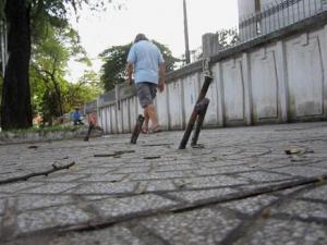 Cọc sắt giăng bẫy người đi đường ở trung tâm Sài Gòn