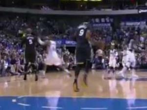 Thể thao - Hài hước: Sao NBA bị đồng đội và đối thủ "cướp giày"