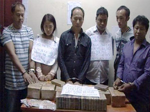 Pháp luật - Bắt 6 người nước ngoài vận chuyển 92 bánh heroin