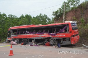 Tin tức trong ngày - Container đâm xe khách: Yêu cầu khởi tố cá nhân vi phạm