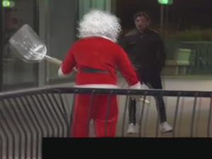 Cười 24h - Clip: Giật mình với ông già Noel "xã hội đen"