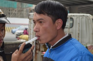 Tin tức trong ngày - Hà Nội: Người tham gia giao thông lúng túng đo nồng độ cồn