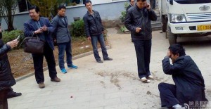 Tin tức trong ngày - TQ: Dân uống thuốc sâu, quan đứng cười khẩy