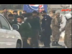 Video An ninh - Taliban thảm sát trường học, ít nhất 100 người thiệt mạng