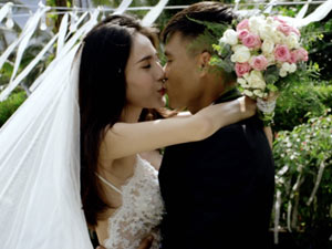Ca nhạc - MTV - Công Vinh hôn Thủy Tiên ngọt ngào trong "đám cưới thử"