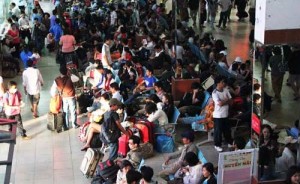 Tin tức trong ngày - Thủ tướng: Không để người dân không có tàu xe về quê ăn Tết