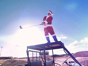 Thể thao - Golf thủ mặc áo ông già Noel hát rap cực vui nhộn
