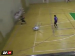 Bóng đá - Cú bắt volley cực đẹp trên sàn futsal