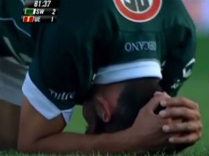 Bóng đá - CĐV giận "tức điên" sau pha phản lưới nhà "lộ liễu"