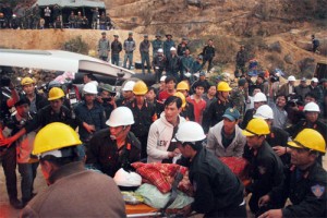 Lính cứu hộ bật khóc khi nhìn thấy 12 công nhân mắc kẹt