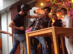 Pháp luật - "Phe chú rể" đánh nhà gái nhập viện vì... tranh hát