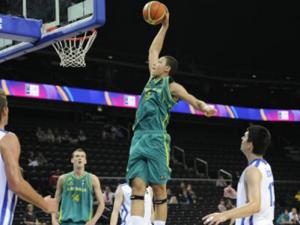 Thể thao - Bóng rổ: Cú ''bật tường quái chiêu" ghi điểm