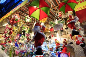 Tin tức trong ngày - Ông già Noel “nhảy dù” xuống... phố cổ Hà Nội