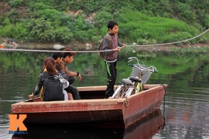 Tin tức trong ngày - Hà Nội có thể cấm người dân “đu dây vượt sông”