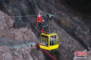 Phi thường - kỳ quặc - Ông già Noel đu cáp treo tặng quà Giáng sinh