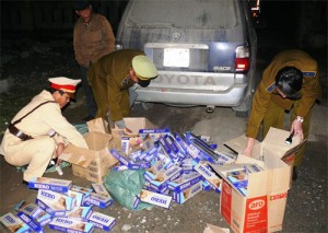 Pháp luật - Xe chở hài cốt liệt sỹ bị lợi dụng chở 1000 bao thuốc lá lậu