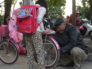 Giáo dục - du học - Trò chuyện cùng ông Tâm sửa xe miễn phí cho học sinh