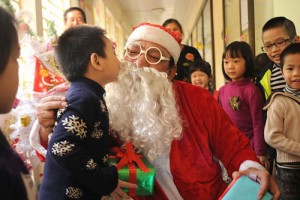 Tin tức trong ngày - Chùm ảnh: Ông già Noel phiên bản Việt đi “tác nghiệp“
