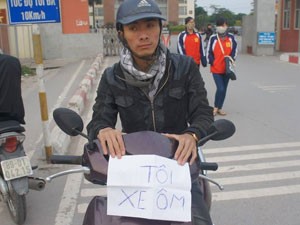 Bạn trẻ - Cuộc sống - Mắc bệnh ung thư vẫn chạy xe ôm làm từ thiện