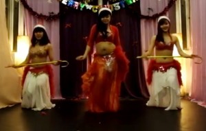 Bạn trẻ - Cuộc sống - Giáo viên bellydance nhảy Jingle Bells  nóng bỏng