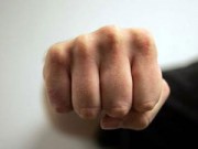 Pháp luật - Mâu thuẫn với bạn gái, ra phường đấm, cắn công an