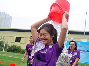 Bạn trẻ - Cuộc sống - HN: Giới trẻ dội nước đá lên đầu trong giá lạnh