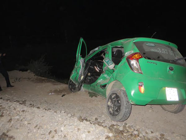 Tin tức trong ngày - Tàu hỏa tông taxi bay 50m, 3 người thoát chết kỳ diệu