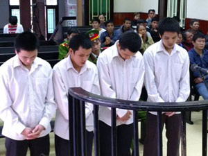 Pháp luật - Mất mạng vì làm rơi thức ăn lên áo "đồng nghiệp"