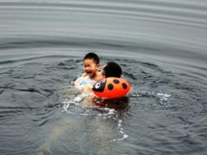 Sức khỏe đời sống - Vì sao nhiều người "vô tư" tắm nước lạnh buốt mà không ốm?