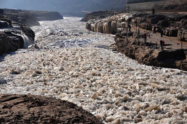 Choáng ngợp cảnh tượng sông Hoàng Hà đóng băng
