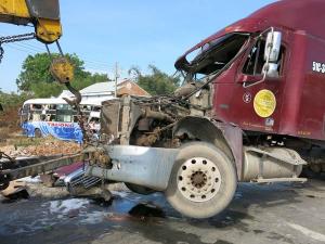 Video An ninh - Xe giường nằm và container đâm nhau, 6 người nhập viện