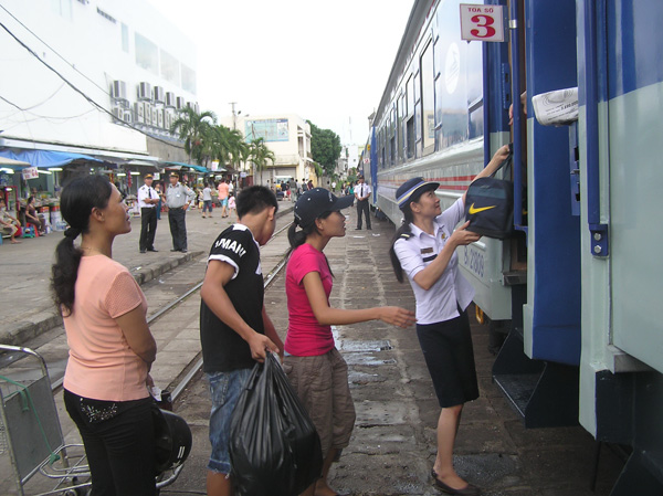 Thị trường - Tiêu dùng - Đường sắt tiếp tục giảm giá vé theo giá xăng